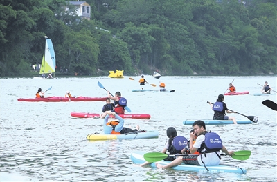 亲子家庭的, 温馨, 摩托艇等水